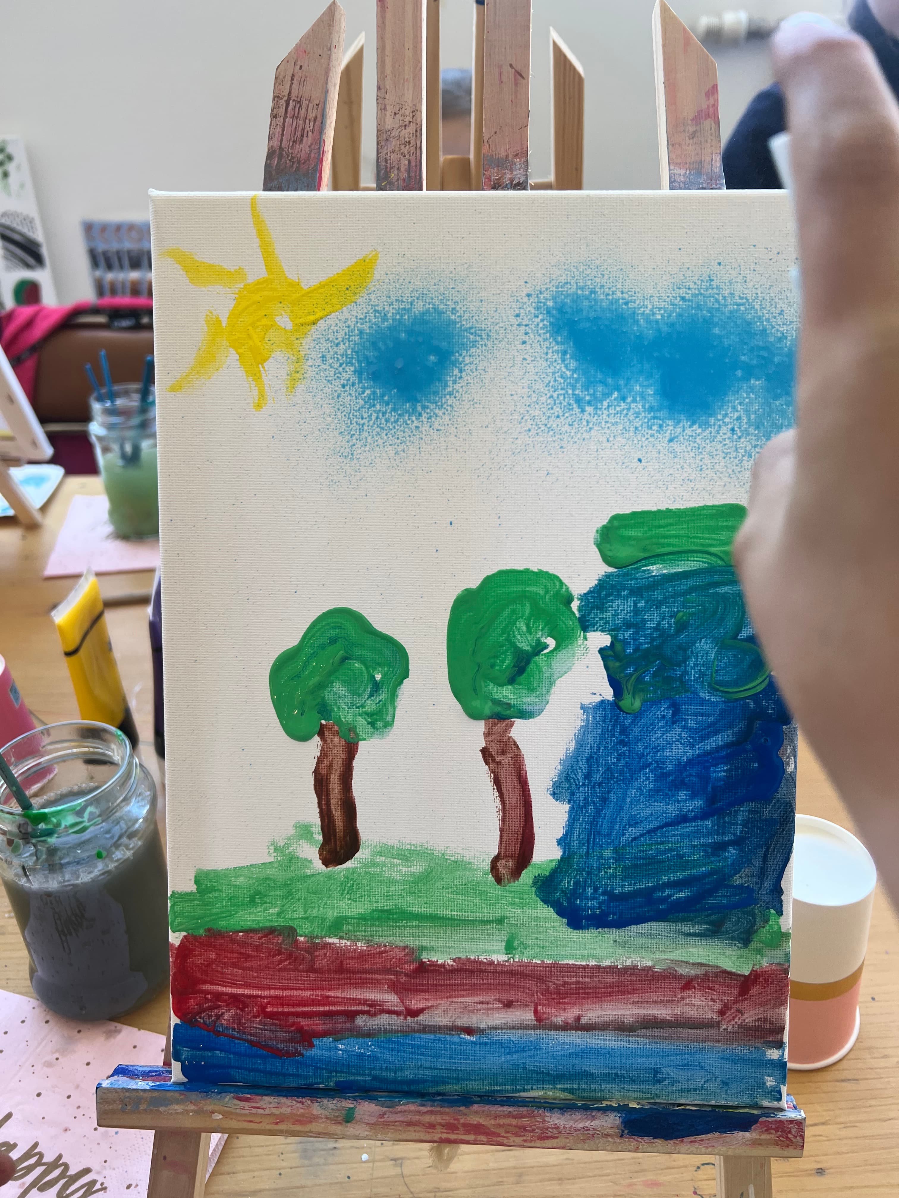 Kinderbild auf einer Staffelei — bunte Acryl-Komposition