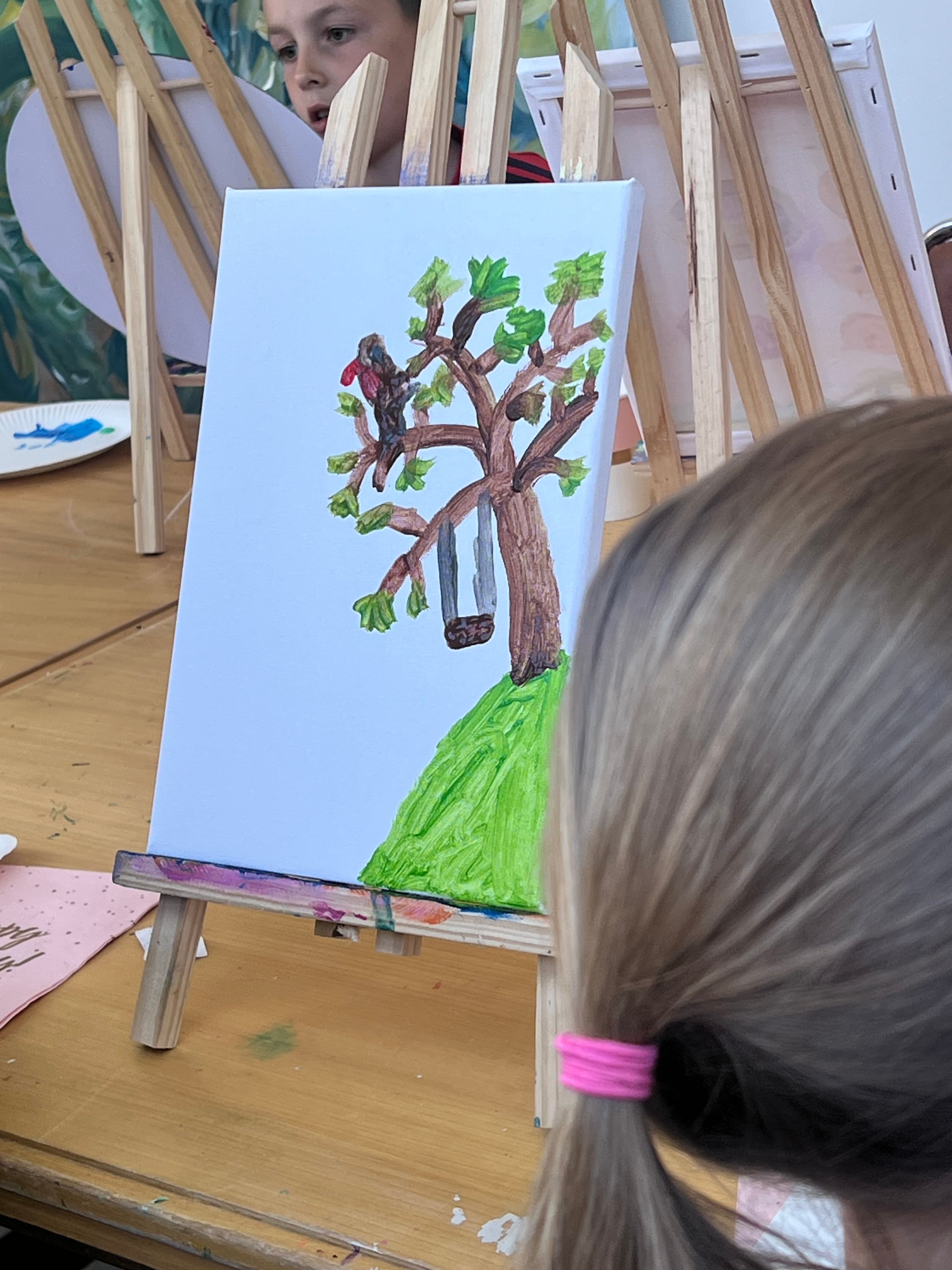 Weitere Kinderzeichnung auf der Staffelei — fröhliche Farben
