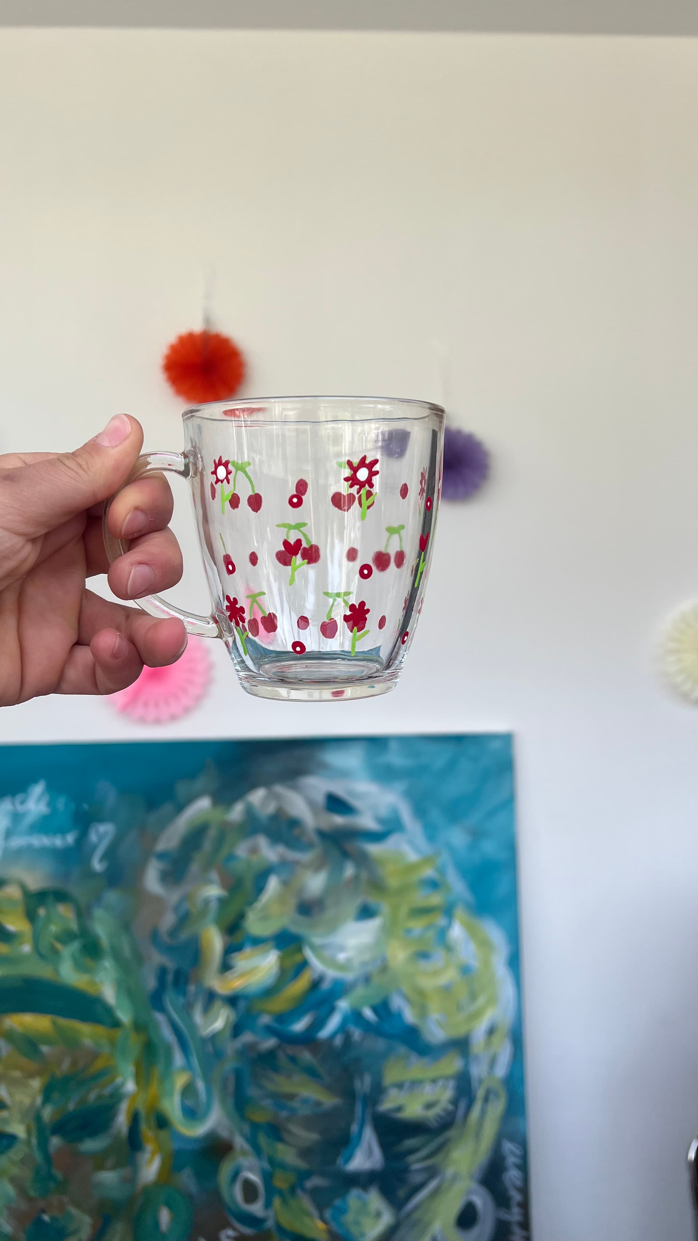 Handbemalte Glastasse mit Kirschen-Motiv — Beispiel für Fine-Art-Technik aus dem HeimART Technik-Kurs