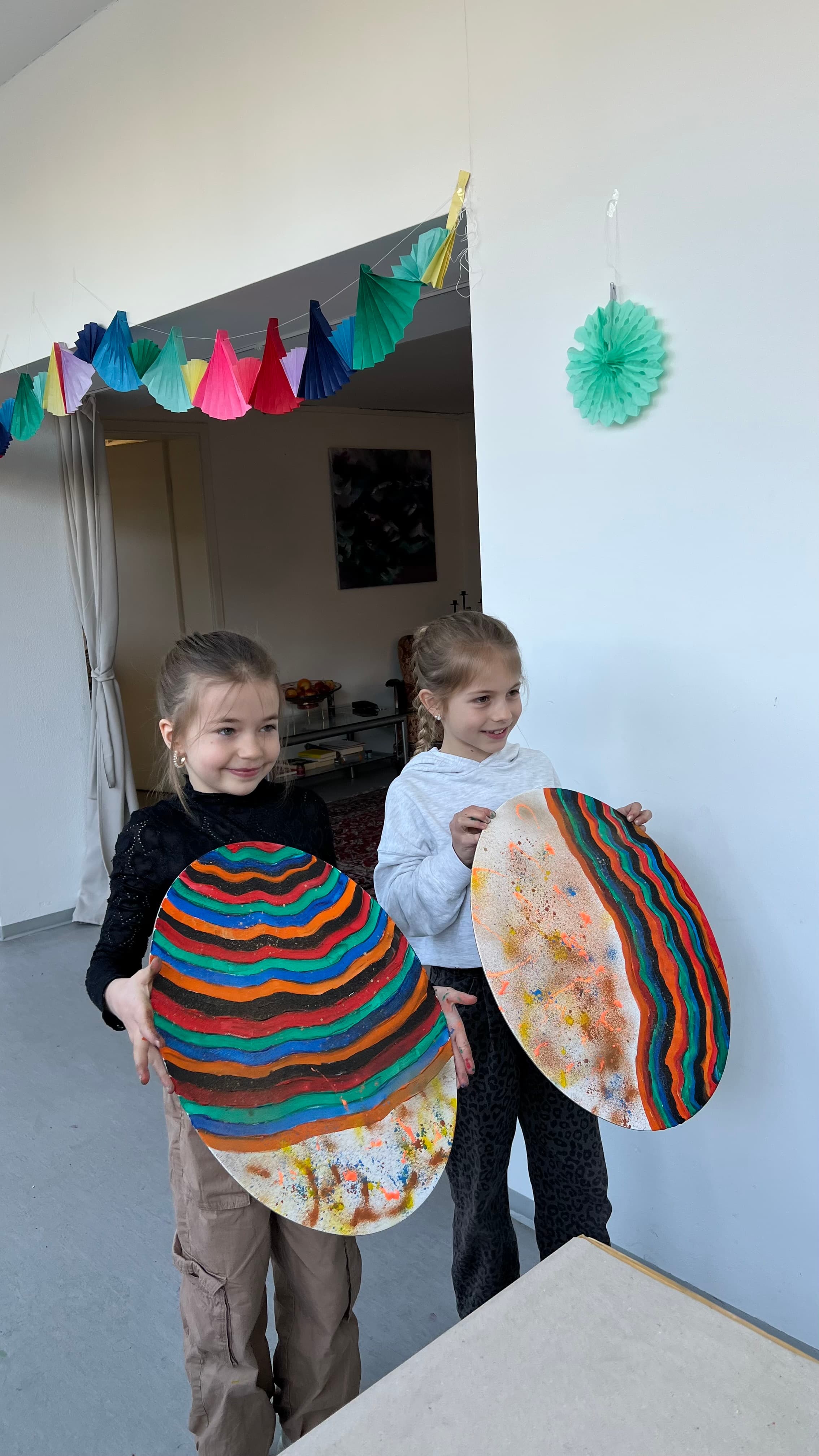 Bemalte Ostereier auf einem Tablett — Detailaufnahme der Kinder-Werkstatt im Atelier
