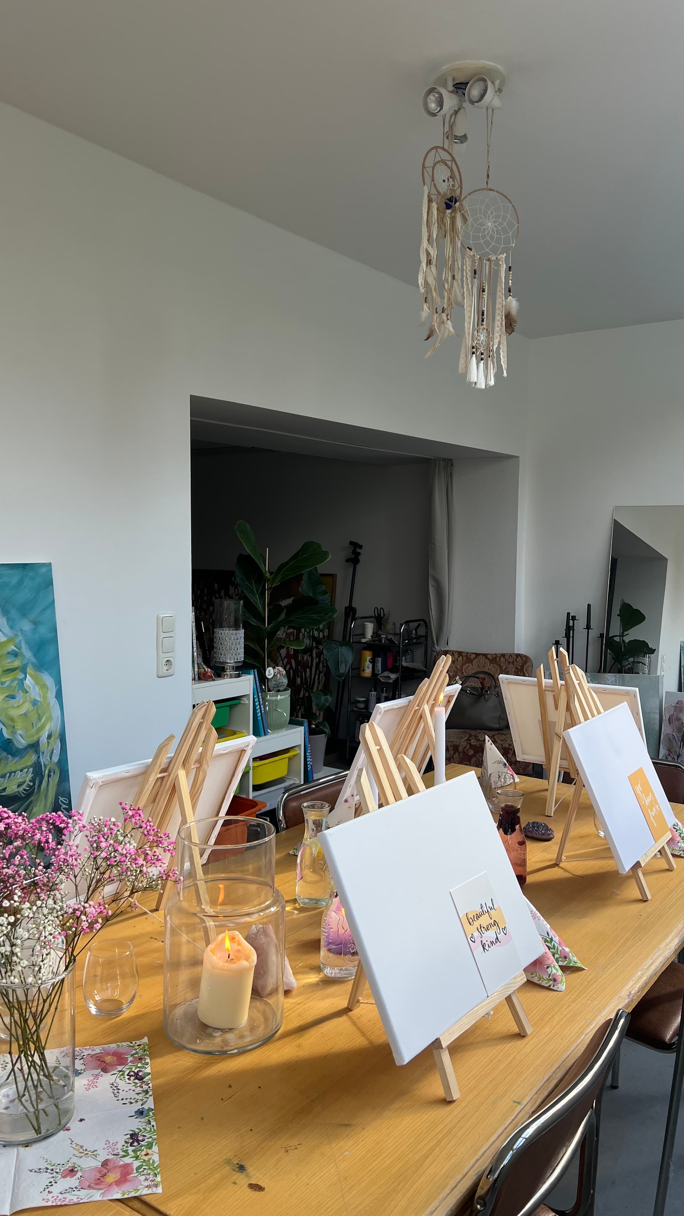 Detail des Wintergartens mit Traumfänger, Pflanzen und Tageslicht durchs Fenster