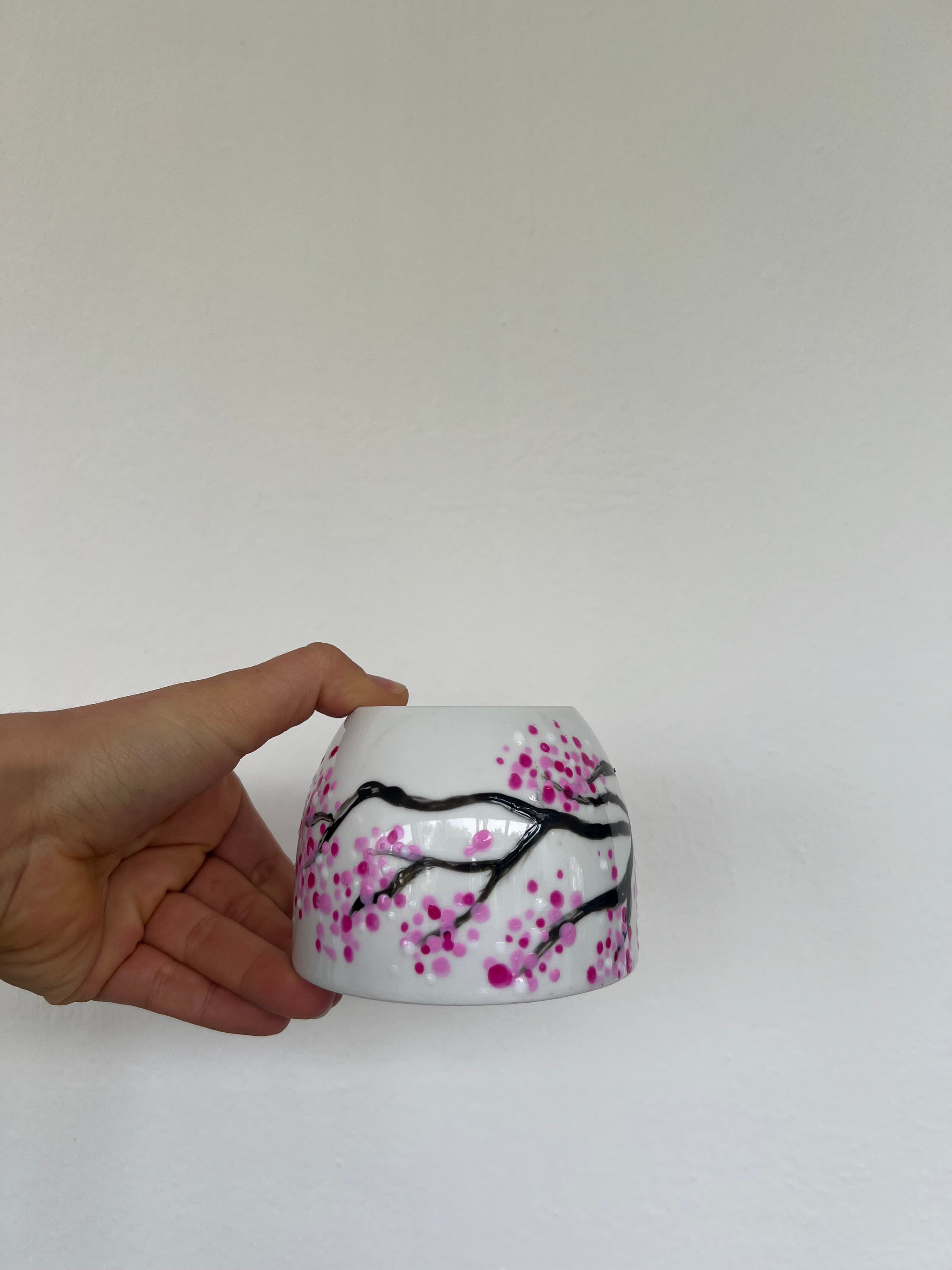 Handbemalte Teetasse mit zarter Kirschblüten-Linienführung — Line-Art-Technik
