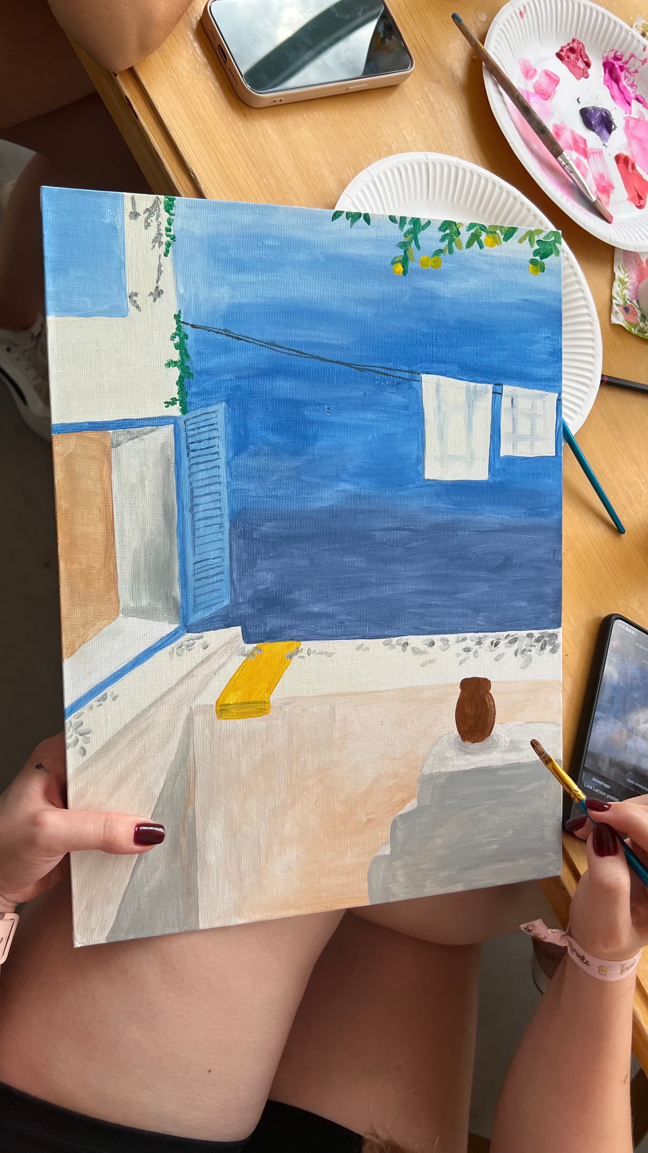 Detail einer entstehenden Zeichnung im Atelier — Hand, Skizzenpapier und Werkzeug auf dem Tisch